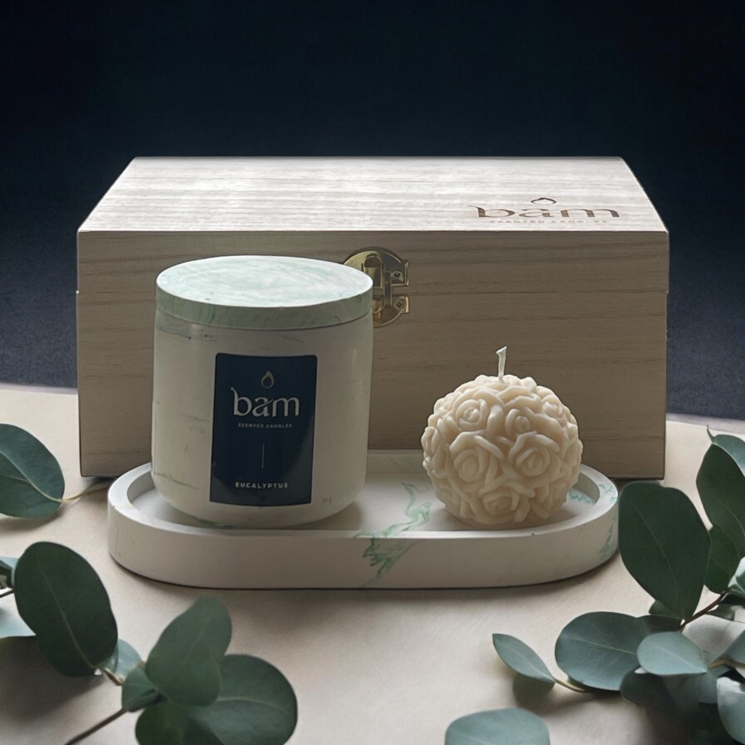 geschenkset met eucalyptus geurkaars, decoratieve kaars en schaaltje